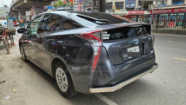 Toyota Prius 4dr Hatchback (1.8L 4cyl Gas/Electric Hybrid CVT) 2016