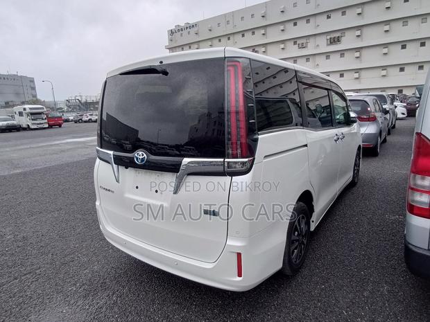Toyota Esquire 1.8 FWD Hybrid (7 Seater) 2021 Pearl