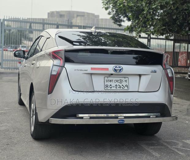 Toyota Prius 4dr Hatchback (1.8L 4cyl Gas/Electric Hybrid CVT) 2016