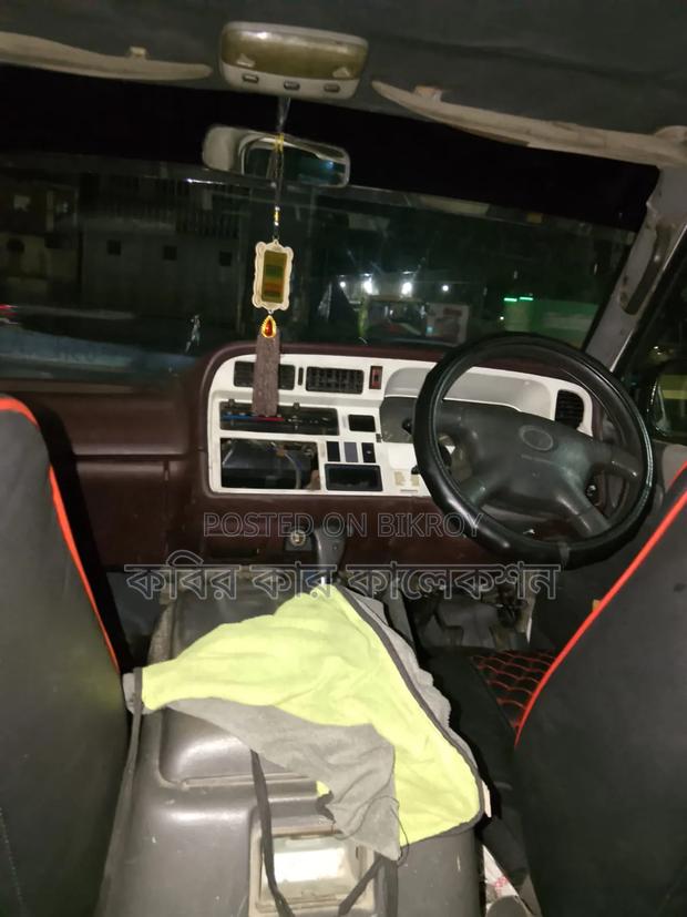 Toyota HiAce Siyaya 2004 White