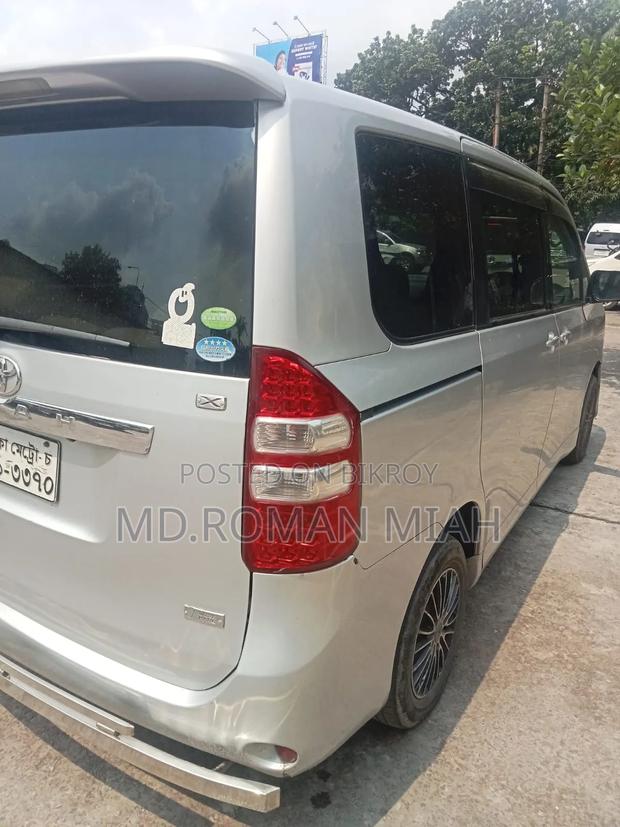Toyota Noah 2.0 143hp AWD (8 Seater) 2012 Silver
