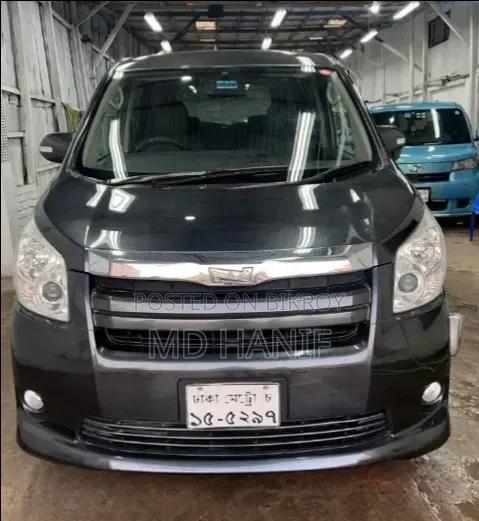 Toyota Noah 2009 Gray