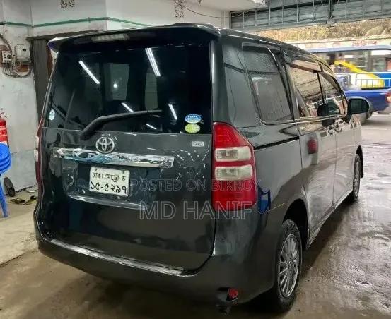 Toyota Noah 2009 Gray