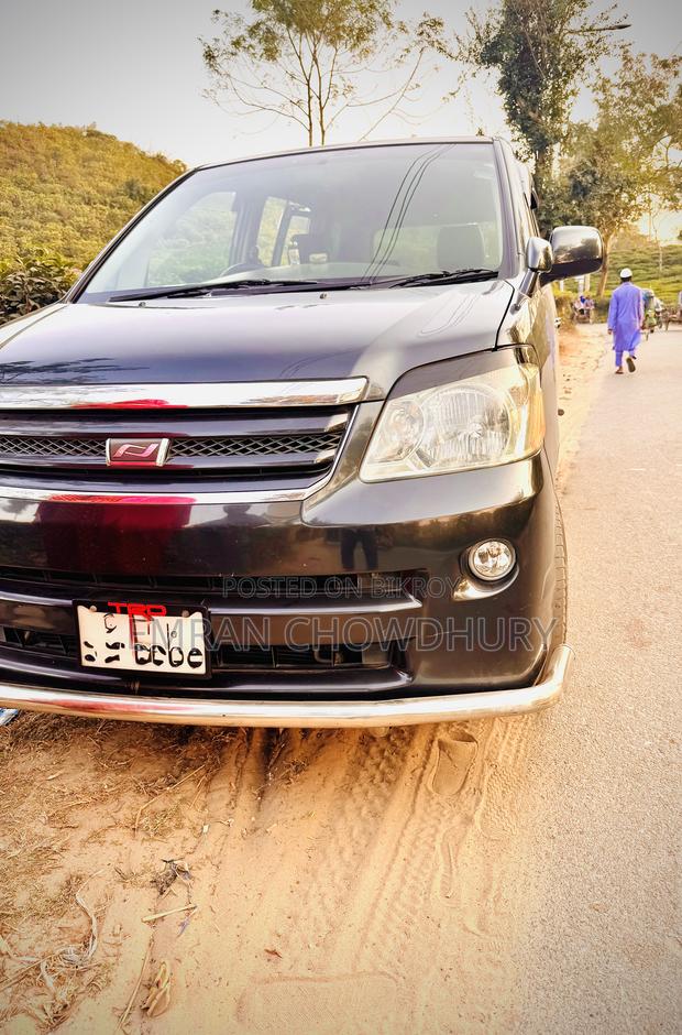 Toyota Noah 2002 Black