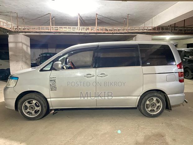 Toyota Noah 2002 Silver