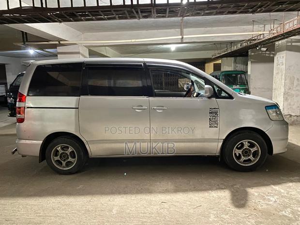 Toyota Noah 2002 Silver