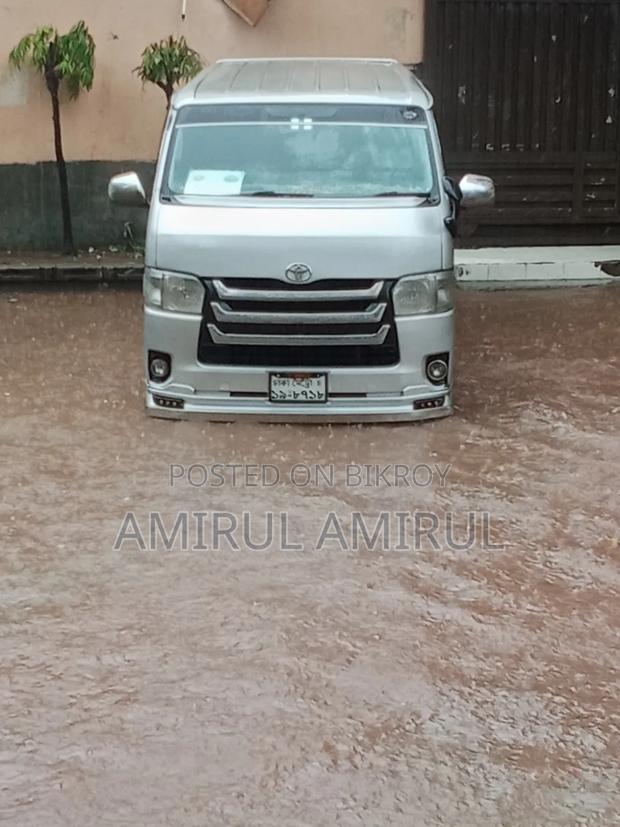 Toyota HiAce 2014 Silver