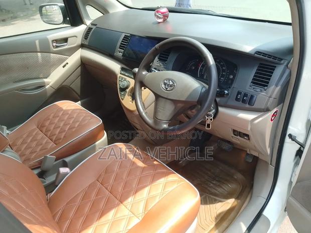 Toyota ISIS 2004 Pearl