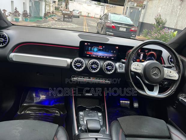 Mercedes-Benz 200 2021 Black