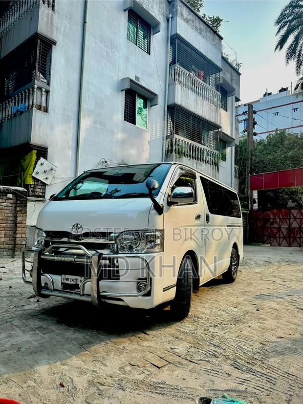 Toyota HiAce 2016 White
