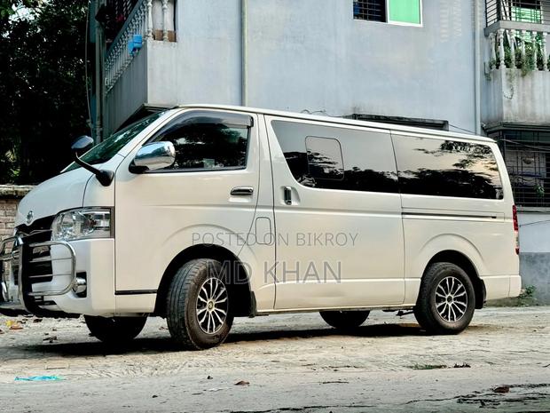 Toyota HiAce 2016 White