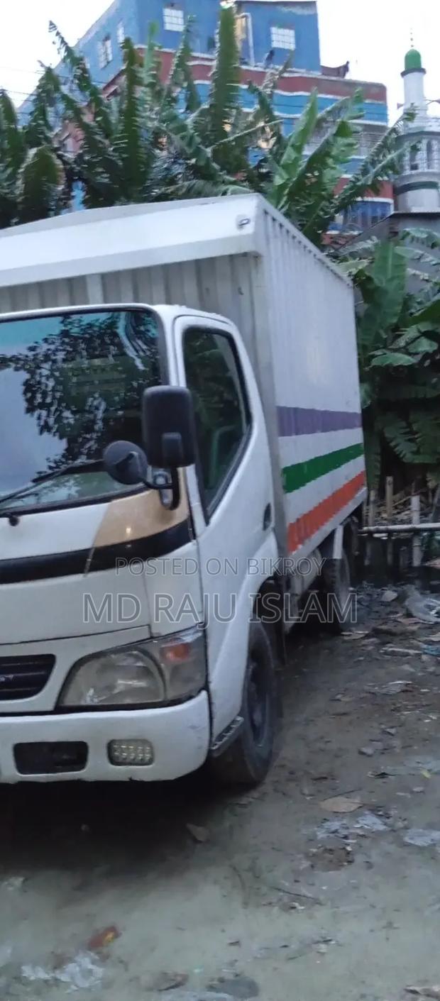 Toyota Dyna 2004 White
