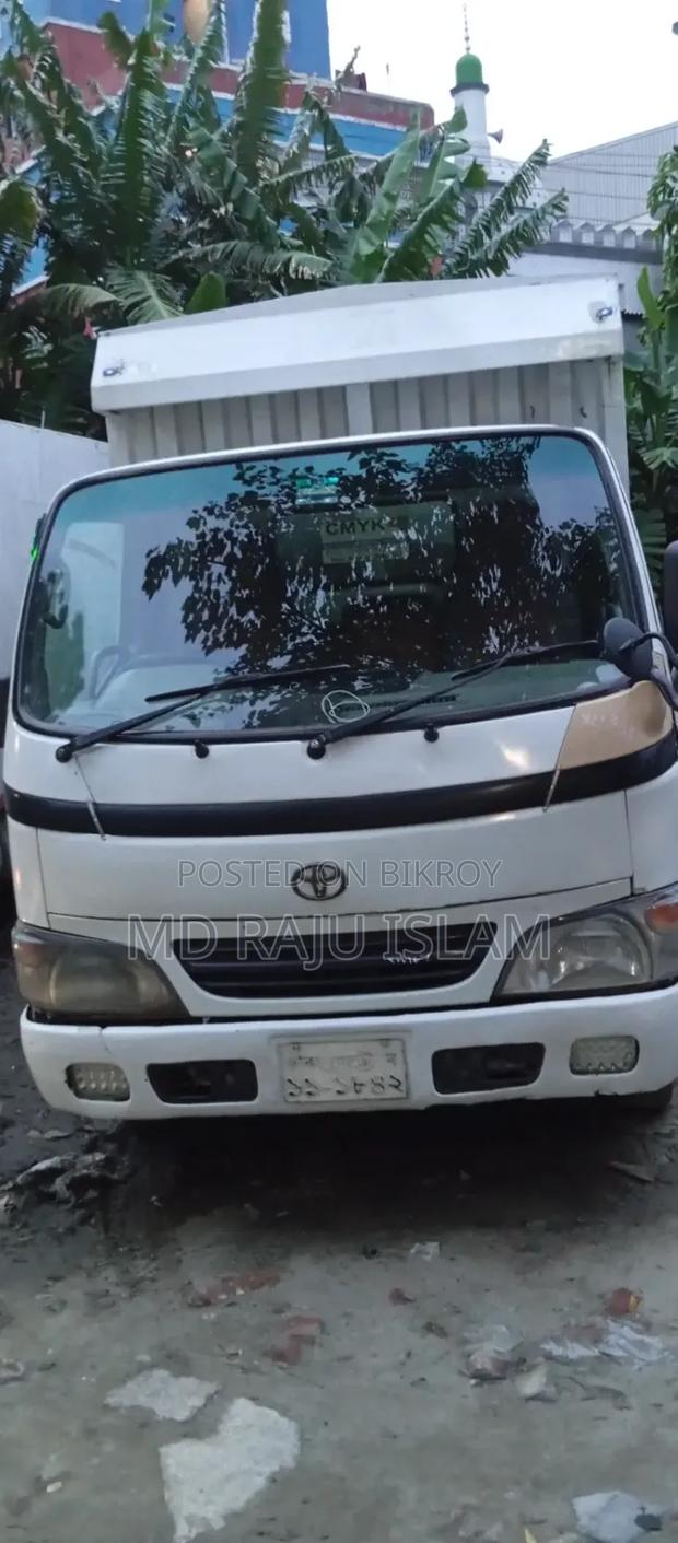 Toyota Dyna 2004 White