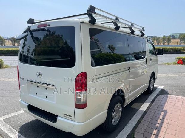 Toyota HiAce 2021 White