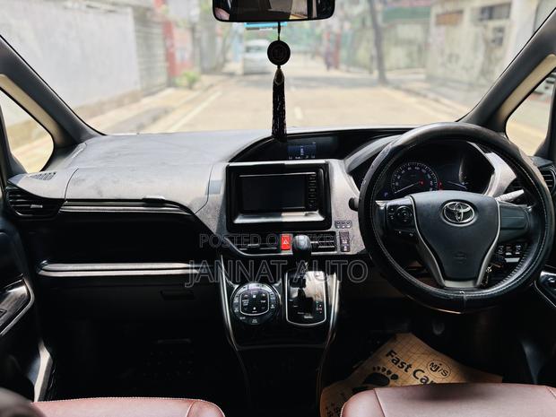 Toyota Esquire 2018 Silver