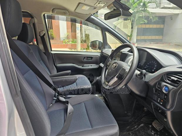 Toyota Esquire 1.8 FWD Hybrid (7 Seater) 2018 Silver