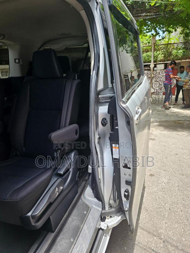 Toyota Esquire 1.8 FWD Hybrid (7 Seater) 2018 Silver