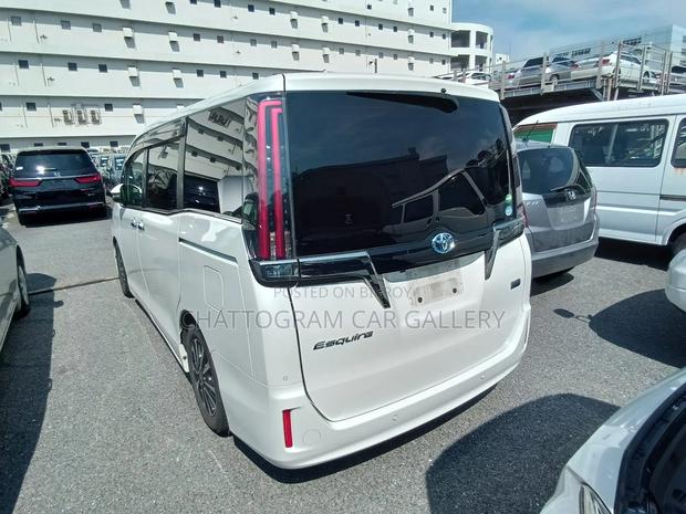 Toyota Esquire 2021 Pearl
