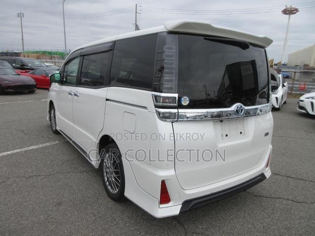 Toyota Voxy 2021 Pearl