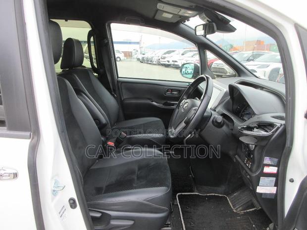 Toyota Voxy 2021 Pearl