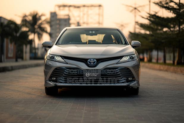 Toyota Camry XLE (2.5L 4cyl 8A) 2019 Beige