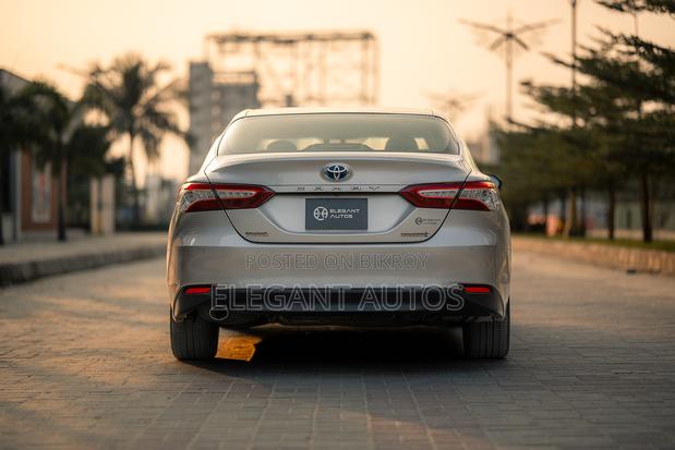 Toyota Camry XLE (2.5L 4cyl 8A) 2019 Beige