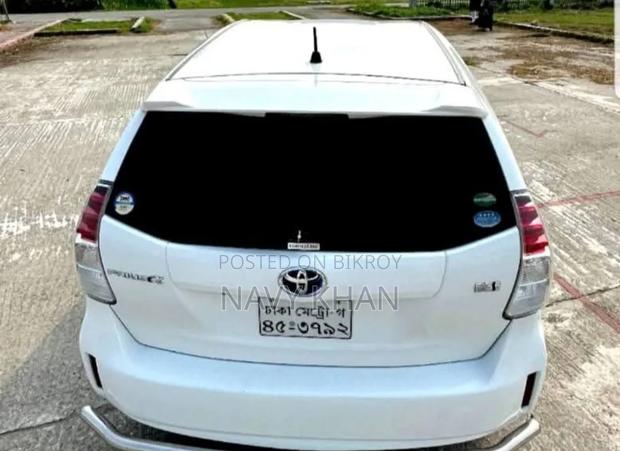 Toyota Prius 4dr Hatchback (1.8L 4cyl Gas/Electric Hybrid CVT) 2016