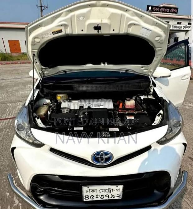 Toyota Prius 4dr Hatchback (1.8L 4cyl Gas/Electric Hybrid CVT) 2016