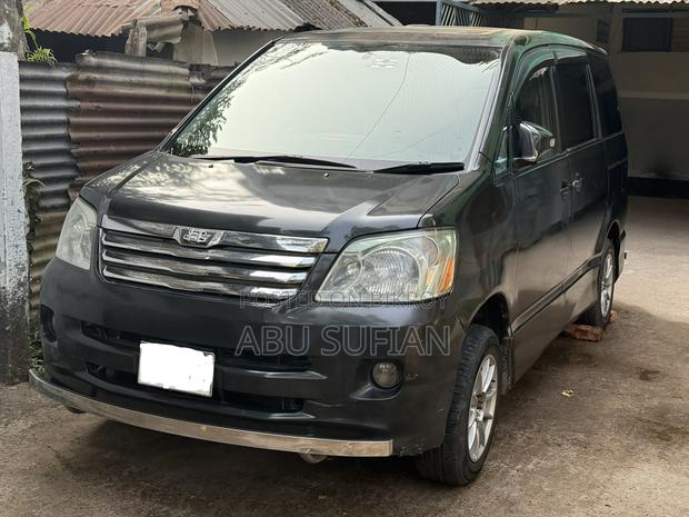 Toyota Noah 2.0 FWD (8 Seater) 2003 Black