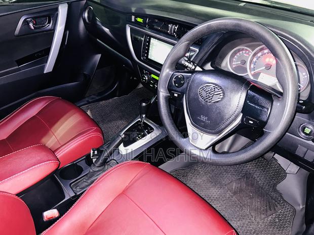Toyota Auris 2012 Red