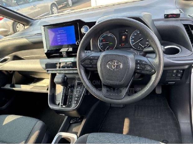 Toyota Noah 2022 Pearl