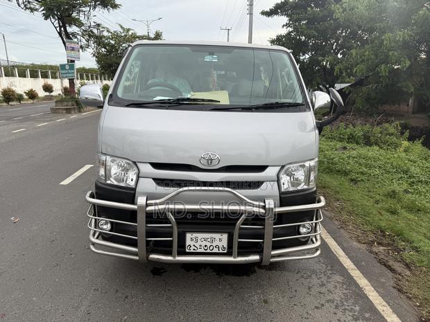 Toyota HiAce 2022 Silver