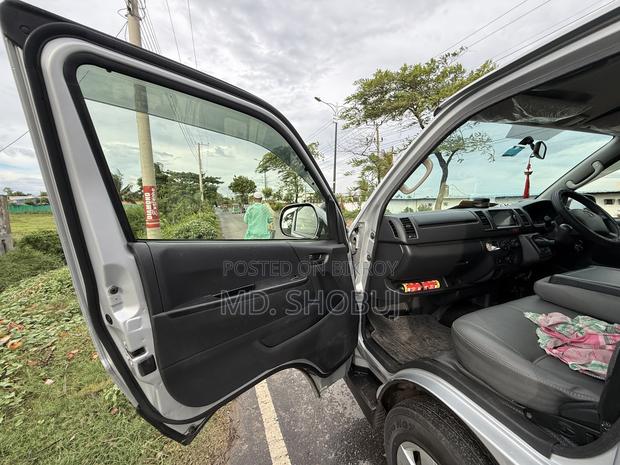 Toyota HiAce 2022 Silver