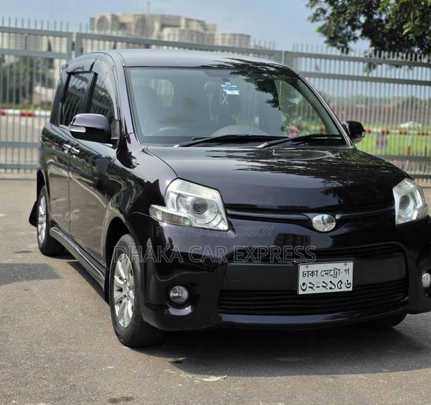 Toyota Sienta 2013 Maroon