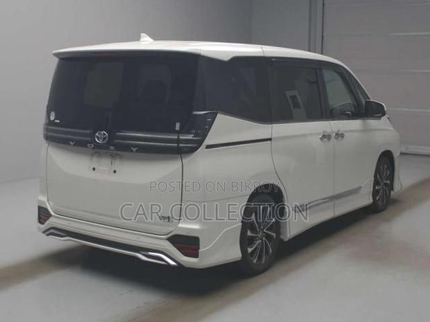 Toyota Voxy 2023 Pearl