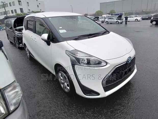 Toyota Sienta 2021 White