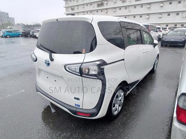 Toyota Sienta 2021 White