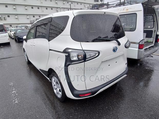 Toyota Sienta 2021 White