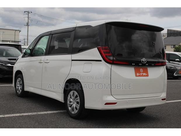 Toyota Noah 2022 White