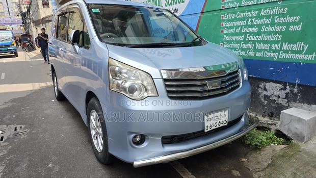 Toyota Noah 2011 Silver