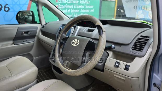 Toyota Noah 2011 Silver