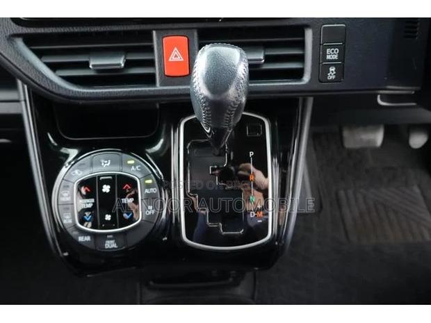 Toyota Noah 2021 Pearl