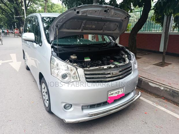Toyota Noah 2012 Silver