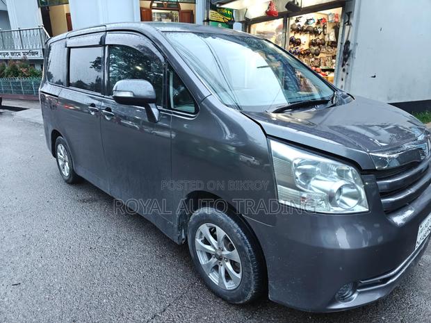 Toyota Noah 2009 Gray