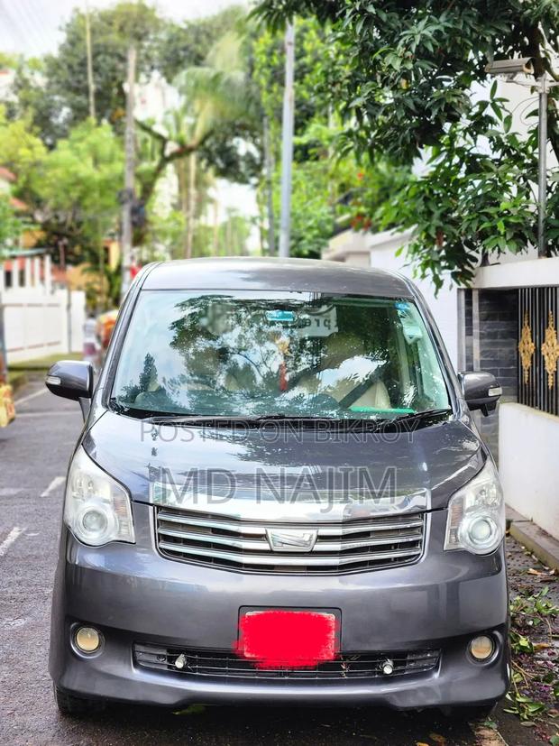 Toyota Noah 2010 Gray