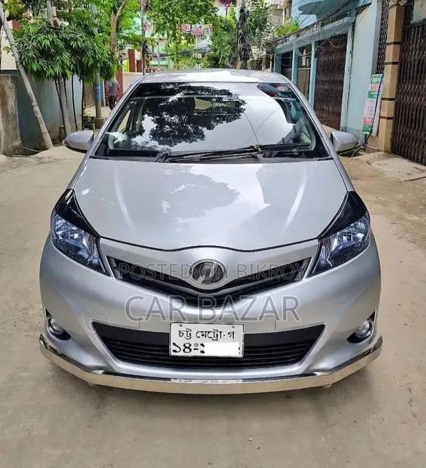 Toyota Vitz 2011 Silver