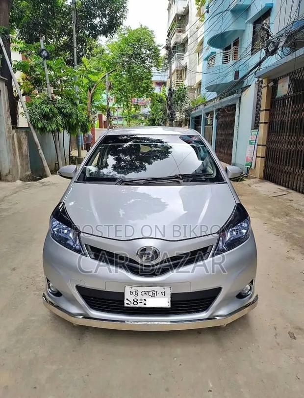 Toyota Vitz 2011 Silver