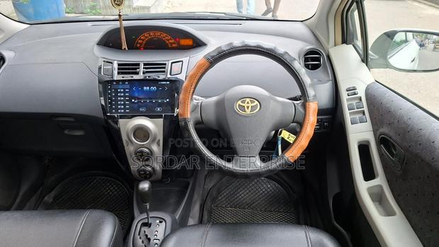 Toyota Vitz 1.0 FWD 5dr 2010 White