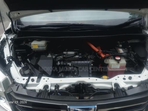 Toyota Noah 2.0 FWD (8 Seater) 2015 Pearl