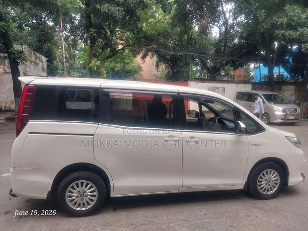 Toyota Noah 2.0 FWD (8 Seater) 2015 Pearl